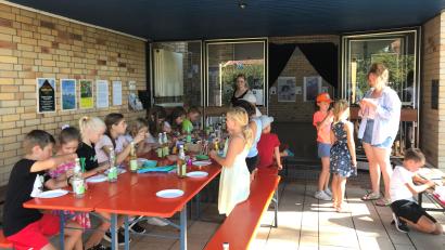 Bild: Wlihelm Koch/exb
Beim Ferienprogramm des Glyptotheksverein basteln die Kinder im Tempel-Museum in Etsdorf Europa-Mobile mit schwebenden Sternen.