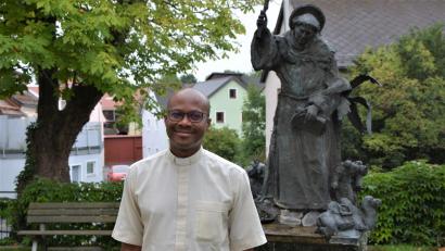 Bild: jr
Noch bis zum 11. September ist der 47-jährige Pater Camille Coovi Sessou aus dem Benin als Urlaubsvertreter von Pater Benedikt Leitmayr in Konnersreuth tätig. Das Foto entstand beim Pater-Liberat-Weiß-Brunnen vor der Pfarrkirche.
