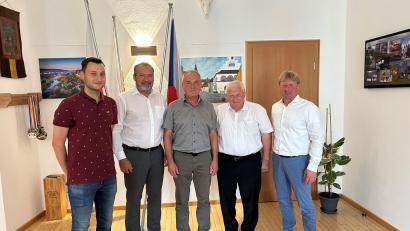 Bild: Marko Pammer/exb
Der neue Leiter des Ordnungs- und Standesamts, Sven Gerlach, Nabburgs Bürgermeister Frank Zeitler, Reinhard Schlosser, Gutenecks Bürgermeister Hans Wilhelm und Altendorfs Bürgermeister Markus Schiesl (von links) waren beim Amtswechsel dabei.