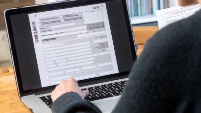 Bild: Benjamin Nolte/dpa-tmn/dpa
Wer zur Abgabe einer Steuererklärung verpflichtet ist und nicht von einem Steuerberater betreut wird, muss dies bis zum 30. September tun.