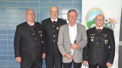 Bild: Kunz
Der Oberpfälzer Nordgau feiert seinen Deutschen Meister im Bogenschießen von der Schützengesellschaft Eichenlaub Pressath, Hubert Schulze (Zweiter von rechts). Ihm gratulieren (von links) 2. Gauschützenmeister Thomas Busch, 1. Gauschützenmeister Wolfgang Weiß und 2. Gauschützenmeister Karl Tusch.