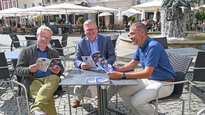 Bild: Susanne Schwab, Stadt Amberg/exb
Kulturreferent Fabian Kern (von links), Ambergs Oberbürgermeister Michael Cerny und VHS-Leiter Reiner Volkert blättern im neuen Volkshochschulprogramm.