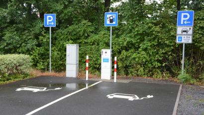 Bild: jr
Noch mehr E-Ladesäulen sollen im Landkreis installiert werden. Es gibt ein Potential für 140 weitere E-Ladesäulen, war zu erfahren. Hier eine Ladestation in Mitterteich, Nähe Wiesauer Straße.