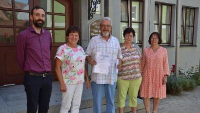 Bild: gi
Bürgermeister Armin Bulenda (links) ehrt Peter Bosse für den 55. Aufenthalt im Ferienort Moosbach. Dazu gratuliert auch Touristikchefin Claudia Rieß (rechts). Vermieterin Erna Enslein (Zweite von links) begleitet die Urlaubsgäste.