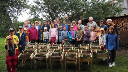 Bild: Obst- und Gartenbauverein Erbendorf/exb
Die Teilnehmer am Ferienprogramm des OGV Erbendorf freuten sich über das Ergebnis: Die tragbaren Hochbeete haben sie mit verschiedenen Pflanzen bestückt.