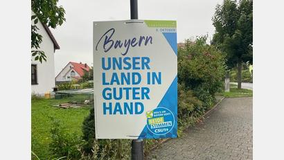 Bild: exb/Dietmar Schaller
Dieses Wahlplakat kann Dietmar Schaller von seinem Küchenfenster aus sehen.
