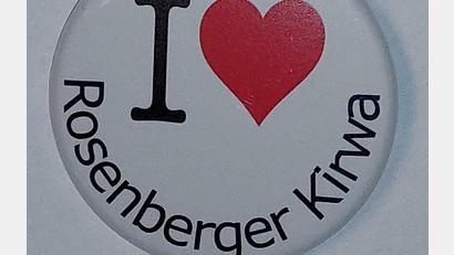 Bild: mfh
Seine Liebe zur Kirwa trägt der Rosenberger gerne zur Schau, zum Beispiel mit solchen Buttons.