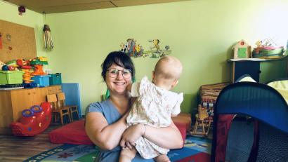 Bild: wro
Das neue Eltern-Café (im Raum der Eltern-Kind-Gruppe) wird von der neuen Familienbeauftragten der Marktgemeinde Wiesau, Isabell Haberkorn, geleitet. Vor einem Jahr wurde sie Mutter einer kleinen Tochter.