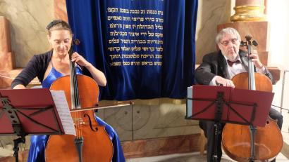 Bild: le
Dominika Weiss Hoskova (Violoncello) und Jiri Hosek (Violoncello) begeisterten mit beim Benefizkonzert am Kirchweihsonntag in der Flosser Synagoge mit konzertanter Musik.
