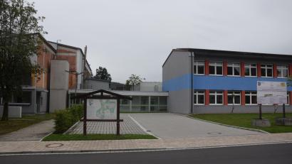 Bild: fz
Die Lücke zwischen der Turnhalle (links) und dem Hauptgebäude (rechts) der Grundschule soll baulich geschlossen werden. Steigende Schülerzahlen und die Ganztagsbetreuung sind mit die Beweggründe. Kosten von 1,5 Millionen Euro sind veranschlagt.
