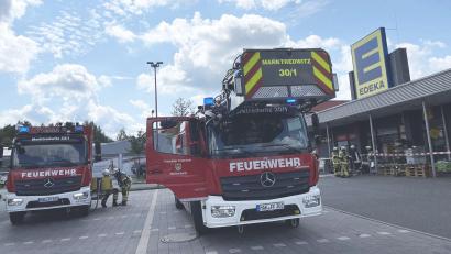 Bild: Bäumler/fph
Innerhalb weniger Minuten trafen die Rettungskräfte beim Supermarkt ein und hatten das Geschehen jederzeit unter Kontrolle. Eine Tiefkühltruhe hatte Feuer gefangen.