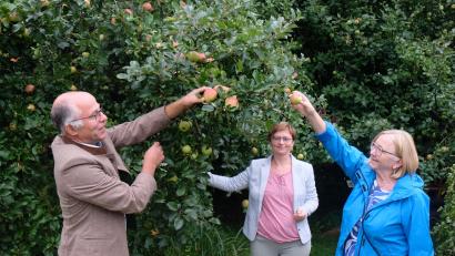 Bild: le
Der Flosser Kreislehrgarten zeichnet sich auch durch die Beteiligung an der Aktion „Gelbes Band" aus. Ortsvorsitzende Rita Rosner vom Obst- und Gartenbauverein Floß und Umgebung, Kreisfachberaterin und Geschäftsführerin Maria Treiber und stellvertretender Landrat, Kreisvorsitzender Albert Nickl (von rechts ) rufen auch die Ortsvereine zum Mitmachen auf.