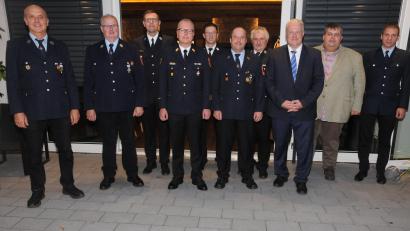 Bild: ge
Die ausgezeichneten Illschwanger Feuerwehrleute mit Landrat Richard Reisinger (Dritter von rechts), Kreisbrandrat Christof Strobl (Vierter von links), Kreisbrandinspektor Hans Sperber (Vierter von rechts), Kreisbrandmeister Norbert Sperber (Fünfter von links) und Bürgermeister Dieter Dehling (Zweiter von rechts).