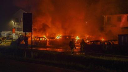 Bild: Markus Zechbauer/dpa
Etwa 20 Fahrzeuge brennen in der Nacht auf Donnerstag an einer Autowerkstatt.