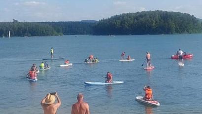 Bild: 1. Steinberger Surfclub/exb
Unter den kritischen Augen der Eltern, aber mit fachgerechter Erklärung der Surflehrer, ging's für die Kids aufs Wasser.