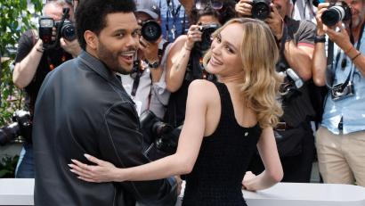 Bild: Joel C Ryan/Invision/AP
Abel Tesfaye alias Rapper The Weeknd und Lily-Rose Depp stellen „The Idol“ auf den 76. internationalen Filmfestspielen in Cannes vor.