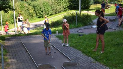Bild: gi
26 Kinder sind beim Minigolf-Turnier des OWV Moosbach mit Feuereifer bei der Sache.