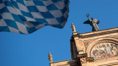 Bild: picture alliance/Sven Hoppe/dpa/Archivbild
Eine Bayernflagge weht vor dem bayerischen Landtag.