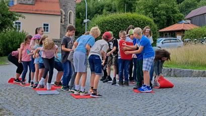 Bild: Pamela Wünsche/exb
Ohne Teamwork geht da gar nichts: Die Ferienkinder müssen eine Strecke mit Matten bewältigen.