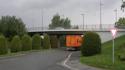 Bild: wro
Rund 250.000 Euro kostet die Sanierung der Bahnbrücke in Wiesau. Die Arbeiten beginnen übernächste Woche.