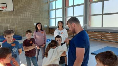 Bild: Stephanie Kuchlbauer/exb
Bei der Selbstverteidigung muss jeder Handgriff sitzen.