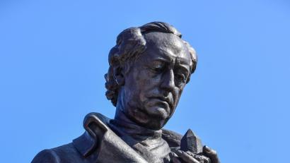 Bild: Stadt Aš/exb
Goethe betrachtet einen Kristall. Dieses Denkmal steht in Aš, wo der Geheimrat ebenfalls Naturforschungen betrieb.