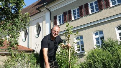 Bild: ads
Pfarrer Josef Irlbacher hat schon vor seinem offiziellen Amtsantritt im September einen Apfelbaum im Pfarrgarten von Hl. Dreifaltigkeit gepflanzt.