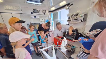 Bild: Wulfänger/exb
Großes Staunen über die Innenausstattung eines Rettungswagen bei den Kindern.