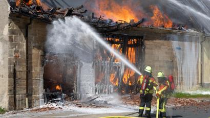 Bild: Roland Wellenhoefer
Schwerstarbeit leisteten die Feuerwehrleute, um den Brand an der historischen Scheune in der Schulstraße in Kemnath unter Kontrolle zu bringen.