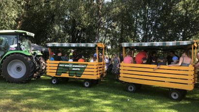 Bild: sei
Vor dem Entenrennen fuhren die Kinder mit dem Manteler Bockl mit Lockführer Herbert Steiner durch die Landschaft.