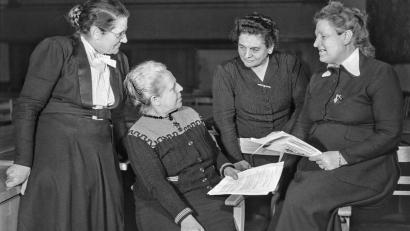 Bild: Erna Wagner-Hehmke/Haus der Geschichte/dpa
Vier Mitglieder des Parlamentarischen Rats zur Ausarbeitung des Grundgesetzes waren Frauen. Von links nach rechts: Helene Wessel (Zentrumspartei), Helene Weber (CDU), Friederike Nadig (SPD) und Elisabeth Selbert (SPD).