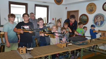 Bild: dob
Kinder unterschiedlicher Altersstufen dürfen sich im Schützenhaus entweder an der Lichtpistole oder am Luftgewehr ausprobieren. Schützenmeister Robert Diermeier (rechts) und der ehemalige Schützenmeister Anton Hufnagl (hinten) geben Tipps.