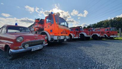 Bild: Lowak
Der Fuhrpark der Historischen Feuerwehr Windischeschenbach, aufgereiht auf dem Hof von Josef Bauer.