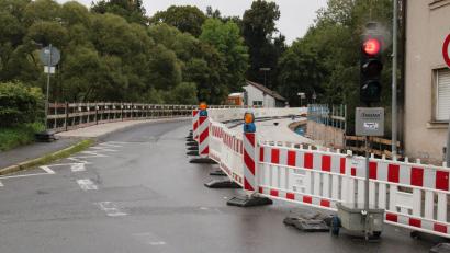 Bild: prh
Die Waldnaabbrücke in Neustadt/WN wird vom 5. September bis voraussichtlich 2. Oktober erneut gesperrt. Fußgänger und Einsatzfahrzeuge dürfen das Bauwerk in dieser Zeit benutzen.