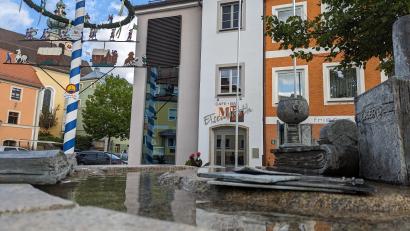 Bild: wrl
Mitten in der Innenstadt von Oberviechtach mit Freisitz zwischen Maibaum und Brunnen am Marktplatz liegt das MP12 - momentan steht es noch leer.
