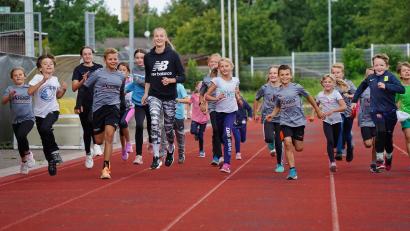 Bild: ref
Corinna Schwab lief mit den Kindern der Leichtathletik-Olympiade des TV 1861 Amberg eine kleine Runde im Stadion am Schanzl.