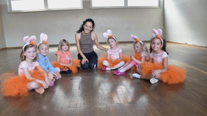 Bild: ubb
Aliia Pushilina möchte mit Frühförderung die Kinder ans professionelle Tanzen heranführen. Johanna, Emilia, Alma, Emma, Lea und Emma (von links) finden den Tanzunterricht in der Gruppe super. Auch, weil Tanzen bei Aliia spielerisch gelernt wird.
