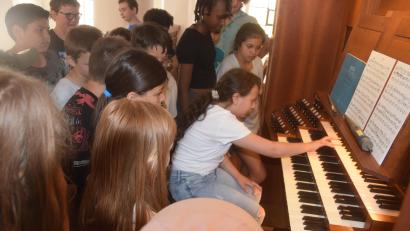 Bild: fz
Das Instrument von Reger, die Orgel, durften die Kinder der Gerhardinger-Schule in der Michaelskirche ertönen lassen.
