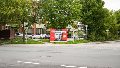 Bild: Gube, Marina
Dieses Wahlplakat der SPD darf noch bis Dienstag rechtmäßig auf der Fläche vor dem Rathaus in Weiden stehen.