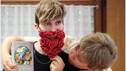 Bild: Florian Wein/exb
Ein Eindruck von der Probe für „Käpten Knitterbart und seine Bande“. Die Darsteller sind Daniel Adler (links) und Erasmus Gerhards (rechts).