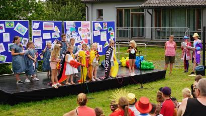 Bild: fvo
Im Waldthurner Ferienprogramm zeigen die Kinder beim Mitmachtheater schauspielerisches Talent.