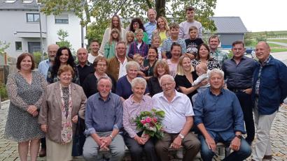 Bild: fpoz
Erna Schultes (mit Blumenstrauß, rechts neben ihr Ehemann Siegfried) feierte mit vielen Gästen ihren 90. Geburtstag.