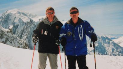 Bild: Familie Zant/exb
Konrad Zant (links) mit Werner Schmidt beim Skifahren. In den vergangenen 30 Jahren organisierte Zant mit Unterstützung seines Freundes rund 100 Skireisen.