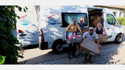Bild: le
Schon der dritte Konvoi mit Verbandsmaterial, Medikamenten und ähnlichen Dingen konnte in den letzten Wochen auf die Reise geschickt werden. Beim Einschlichten der Spenden helfen alle zusammen. Von links: Alae Bajbouji, Andreas Lehner, Talal Albartho und Elisabeth Lehner.