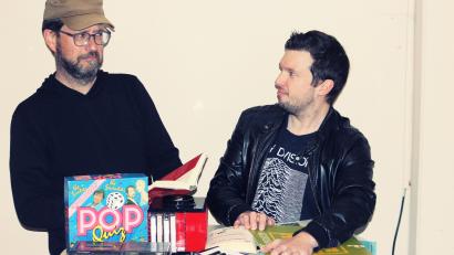 Bild: Monica Fino/exb
Markus Pleyer (links) und Florian Wein (rechts) haben sich das neue Format „Musik-Pleyer mit Wein-Lese" ausgedacht..