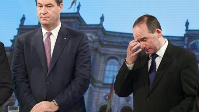 Bild: Peter Kneffel/dpa
Markus Söder (CSU, l), Ministerpräsident von Bayern, steht neben Hubert Aiwanger, damaliger Spitzenkandidat und Partei-Chef der Freien Wähler in Bayern.