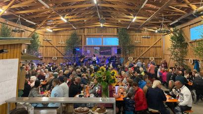 Bild: oe
Großer Andrang herrscht beim Viehberger Dorffest an den Abenden. In der Niebler Halle müssen zusätzlich Tische aufgestellt werden.