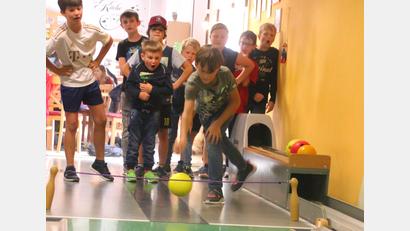 Bild: Ulrike Simmerl/Junges Landvolk/exb
Spaß und Leidenschaft sind beim Ferienprogramm des Jungen Landvolks auf der Kegelbahn "Triffnix" in Altenstadt/Vohenstrauß angesagt.