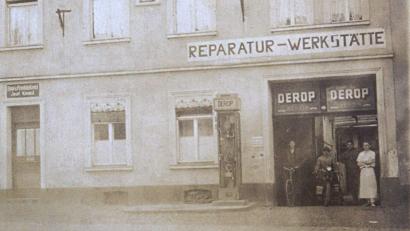 Bild: Archiv Schulz
Wo heute das Café Zuckersüß steht, konnte man von 1929 bis 1936 bei der Deutschen Vertriebsgesellschaft für Russische Ölprodukte (Derop) Benzin tanken.