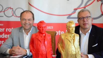 Bild: Kunz
Vorstandsvorsitzender Hans-Jörg Schön (links) und Vorstandsmitglied Jens Michael Heine präsentieren die beiden Figuren "Unser Max" des Konzeptkünstlers Ottmar Hörl.